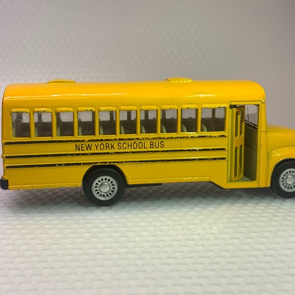 Kinsfun - Yellow School Bus - Door Opens - 5'' - Picture 2 of 8